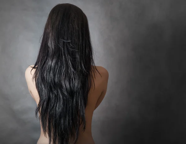 Vrouw met mooie zwarte haren. — Stockfoto