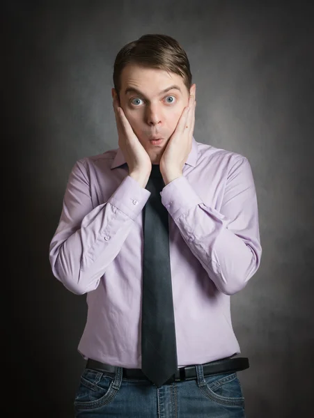 Portrait de jeune homme en chemise rose . — Photo