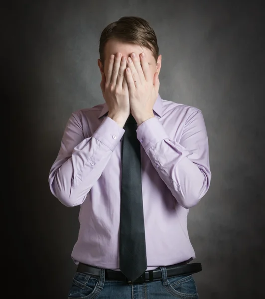 Portret van een jonge man in roze shirt. — Stockfoto