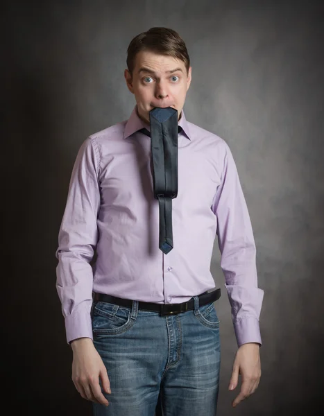 Porträt eines jungen Mannes im rosa Hemd. — Stockfoto