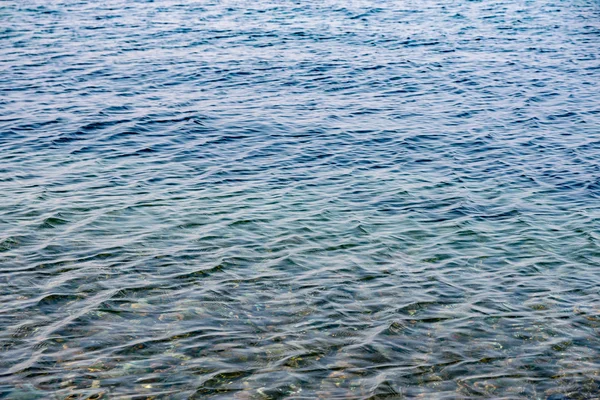 Meeresoberfläche. Natürlicher Hintergrund. — Stockfoto