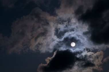 parlak güneş gökyüzünde.