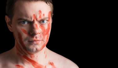 Adam yüzünde boya ile.