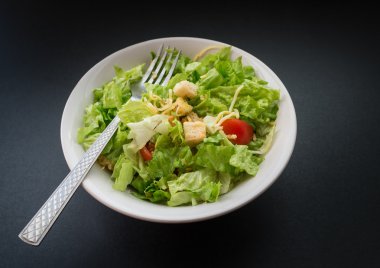 Sezar salatası koyu arka plan üzerinde.