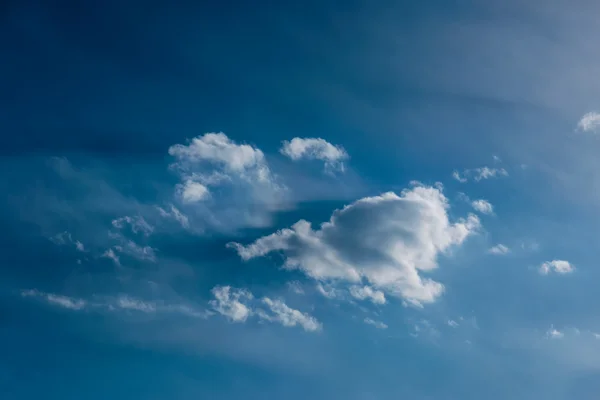 Blå himmel med moln. — Stockfoto