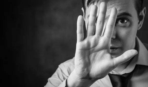 Portret van een jonge man met palm. — Stockfoto