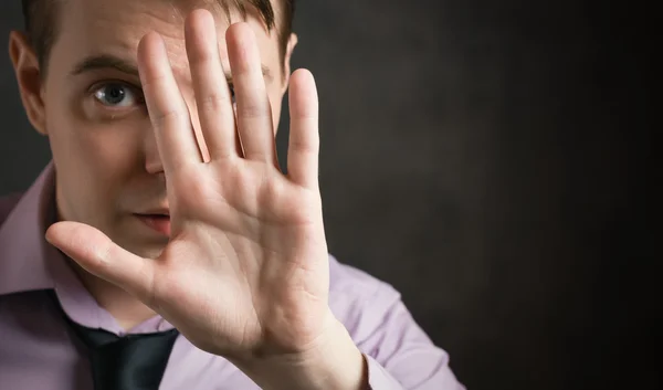 Portret van een jonge man met palm. — Stockfoto