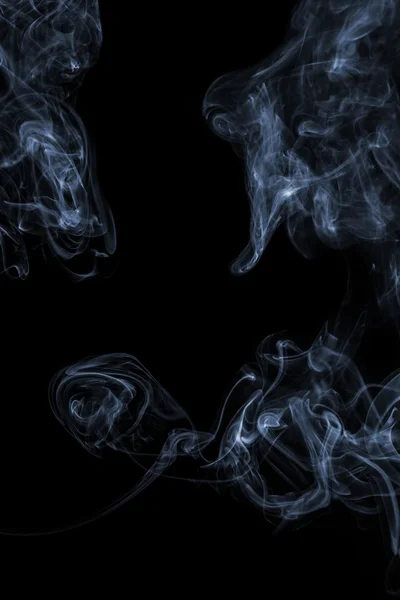 Humo azul sobre un negro . — Foto de Stock