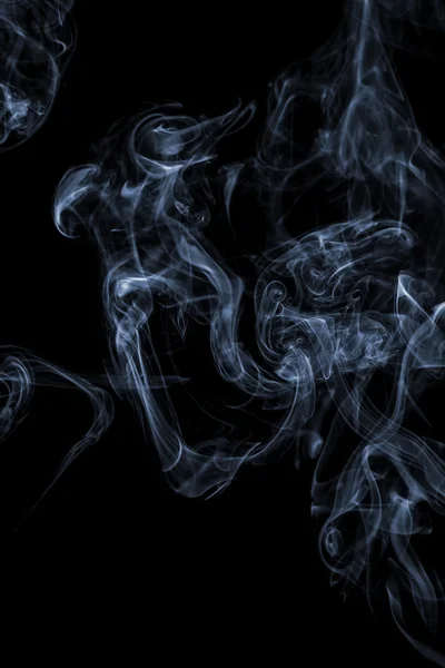 Humo azul sobre un negro . — Foto de Stock