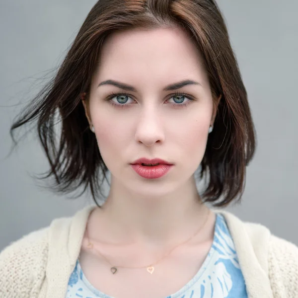 Ung kvinna med blå ögon. — Stockfoto