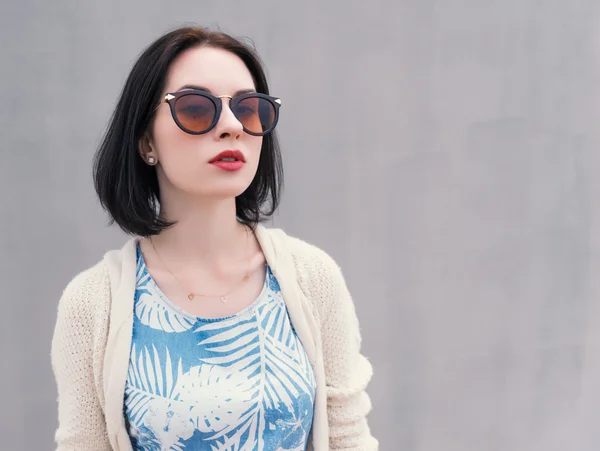 Mujer joven en gafas de sol . —  Fotos de Stock