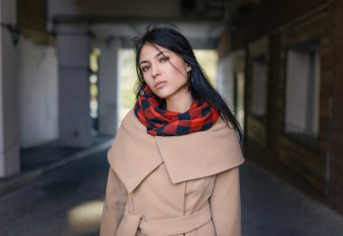 genç kadın bir ceket.