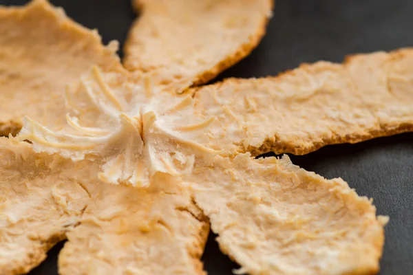 Mandarinenschale auf dunklem Hintergrund. — Stockfoto