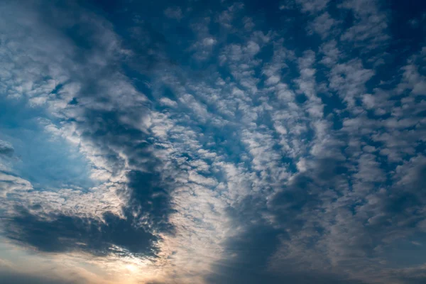 Dramatisk himmel. Solnedgång. — Stockfoto