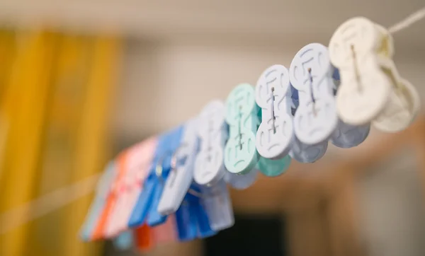 Roupas coloridas pinos em uma corda . — Fotografia de Stock