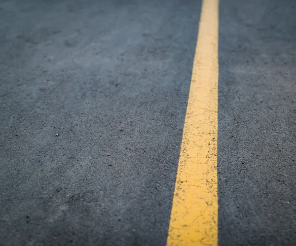 Estrada com linha amarela . — Fotografia de Stock