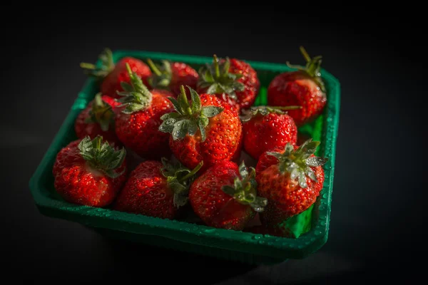 Natural looking strawberries with water drops. — Stock Photo, Image