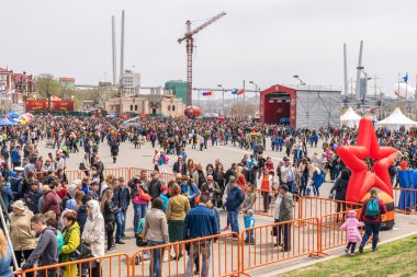 İnsanlar Zafer Bayramı kutlamak.