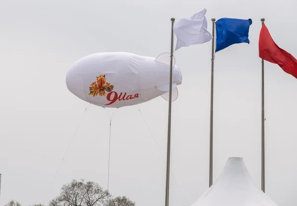 Pequeño dirigible con la inscripción "9 de mayo ". — Foto de Stock