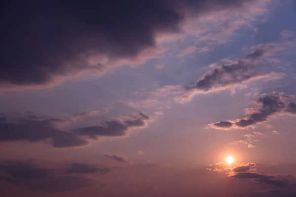 Dramatisk himmel. Solnedgång. — Stockfoto