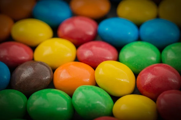 堆的五彩缤纷的巧克力涂层糖果. — 图库照片