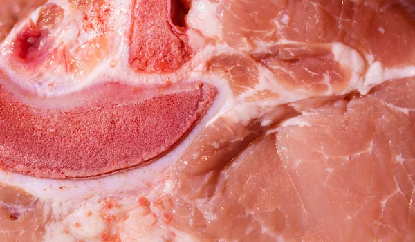 Крупним планом свіже натуральне червоне м'ясо . — стокове фото