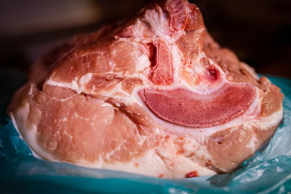 Крупный план свежего красного мяса . — стоковое фото