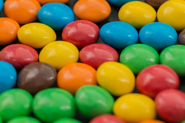 Stapel van kleurrijke chocolade gecoate snoep. — Stockfoto