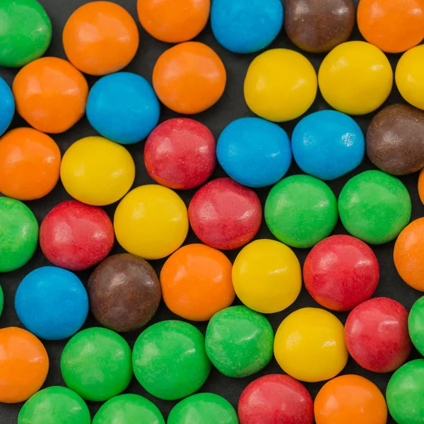 堆的五彩缤纷的巧克力涂层糖果. — 图库照片