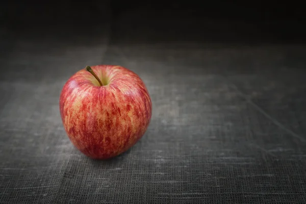 Rode appel op zak. — Stockfoto