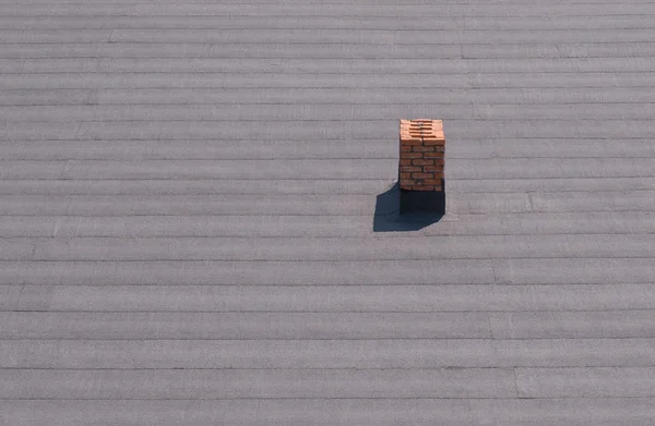 Camino mattone sul tetto . — Foto Stock