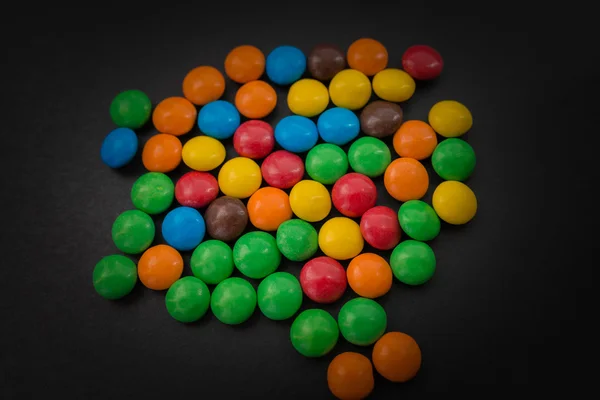 Bonbons enrobés de chocolat coloré . — Photo