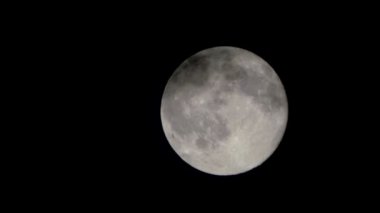  Kara bulutlar ile moon.