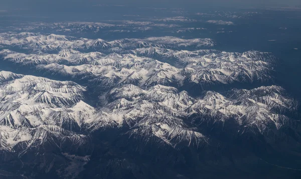 Montañas cubiertas de nieve . — Foto de Stock