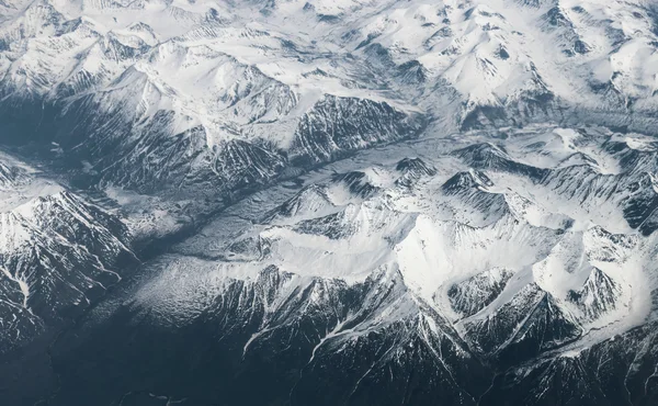 Met sneeuw bedekte bergen. — Stockfoto