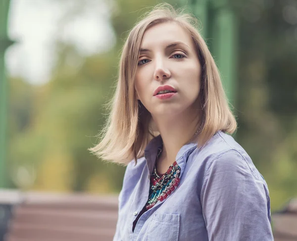 Porträt einer Frau mit blauen Augen. — Stockfoto