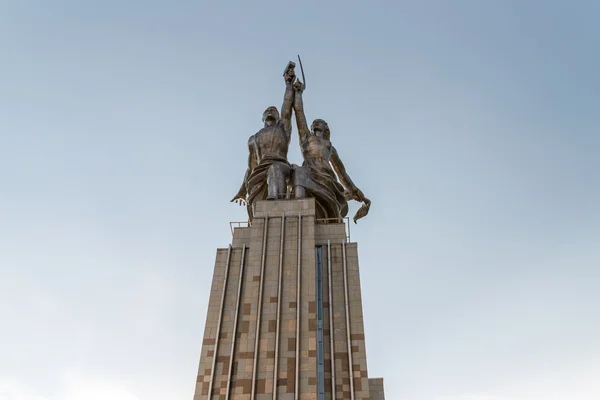 Célèbre monument soviétique "Ouvrière et fille de ferme collective ". — Photo
