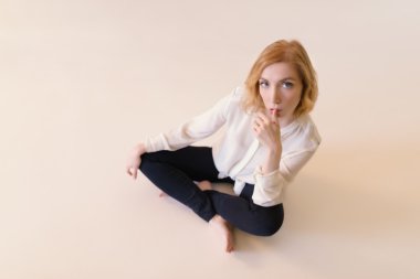 Tozluk bej renkli arka plan üzerinde kadında.