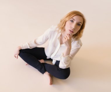 Tozluk bej renkli arka plan üzerinde kadında.