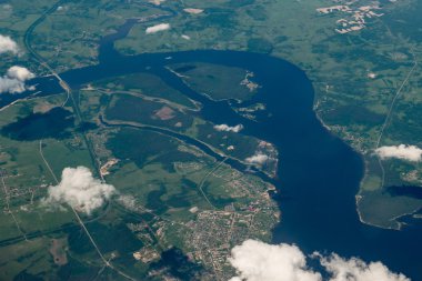 Dünya yüzeyinde uçakta üzerinden görüntülemek.