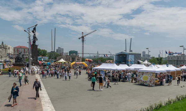 Perayaan di alun-alun pusat Vladivostok untuk menghormati ulang tahun ke-156 pendirian kota . — Stok Foto