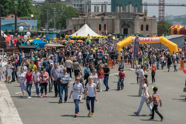 Perayaan di alun-alun pusat Vladivostok untuk menghormati ulang tahun ke-156 pendirian kota . — Stok Foto