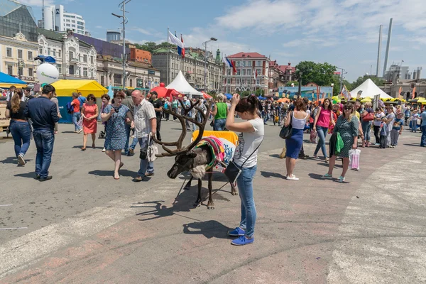 Celebração na praça central de Vladivostok em honra do 156 aniversário da fundação da cidade . — Fotografia de Stock