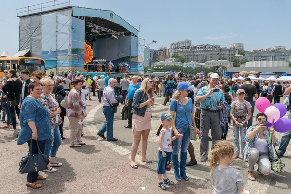 Celebração na praça central de Vladivostok em honra do 156 aniversário da fundação da cidade . — Fotografia de Stock