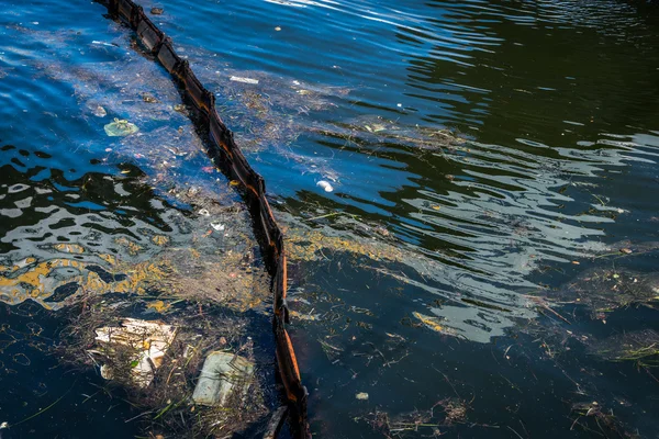 물에 기름과 쓰레기 오염. — 스톡 사진