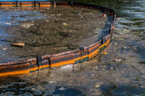 Загрязнение воды нефтью и мусором . — стоковое фото