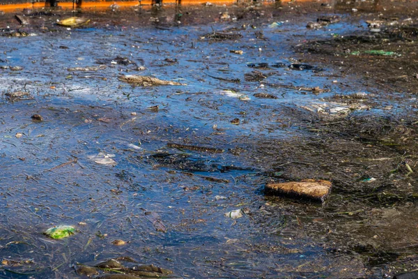 Contaminación de petróleo y basura en el agua . —  Fotos de Stock