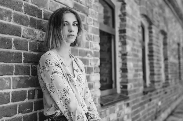 Retrato al aire libre de mujer hermosa . — Foto de Stock