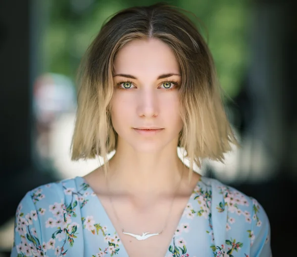 Porträt einer schönen Frau mit grünen Augen. — Stockfoto