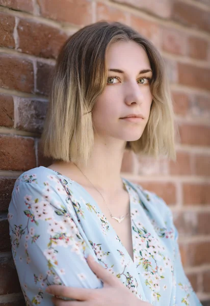 Portret van mooie vrouw met groene ogen. — Stockfoto